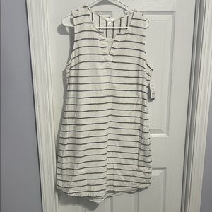 Time and Tru White and Black Striped Sleeveless Tunic